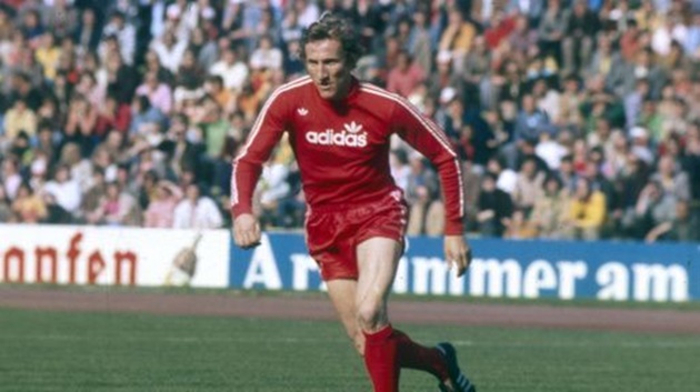 6. Hans-Georg Schwarzenbeck. Schwarzenbeck kết hợp cùng Beckenbauer tạo thành “bức tường thành” vững chắc trước khung thành Bayern Munich. Danh thủ 72 tuổi nghỉ hưu với 6 chức vô địch Bundesliga, 3 cúp bạc Champions League.
