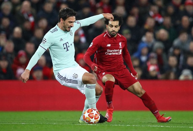 9. Mats Hummels. Hummels từng là thành viên của lò đào tạo trẻ Bayern Munich, thế nhưng Hùm xám quyết định bán anh sang Borussia Dortmund. Trong màu áo BVB, cựu tuyển thủ quốc gia Đức góp công lớn vào 2 danh hiệu Bundesliga dưới triều đại HLV Jurgen Klopp.