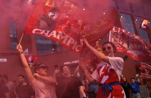Hình ảnh các CĐV Liverpool ăn mừng vô địch (The Sun) - Bóng Đá