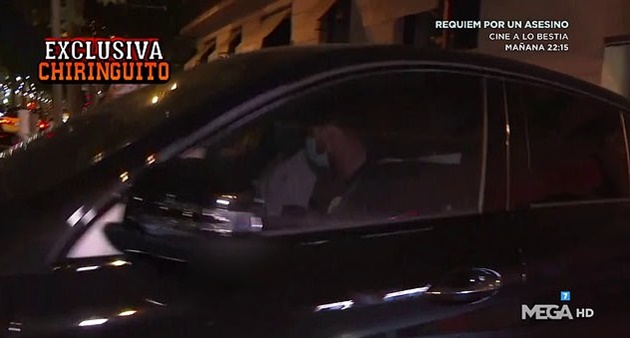 Nhà đài El Chiringuito TV vừa ghi lại khoảnh khắc Lionel Messi và đồng đội Luis Suarez quay trở lại thành phố Barcelona sau tuyên bố mong muốn rời khỏi sân Nou Camp mùa hè này. Đầu tuần này, M10 đã gửi fax đến ban lãnh đạo Barcelona đề bạt nguyện vọng được ra đi.