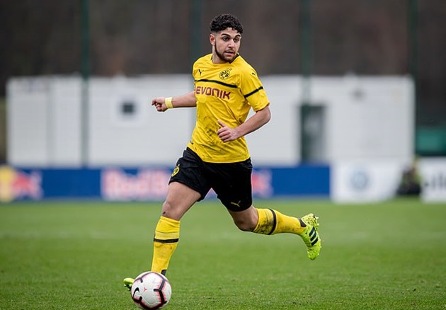 Reda Jousef Khadra hay còn gọi đơn giản là Reda Khadra, tiền vệ 19 tuổi đang được Man United thử việc trước khi quyết định ký kết hợp đồng chuyên nghiệp. Sao trẻ người Đức từng thuộc biên chế CLB Borussia Dortmund, thi đấu ở vị trí chạy cánh phải.