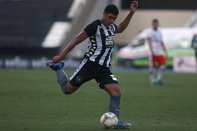 Luis sinh ra và lớn lên ở bang Paraiba, phía đông bắc Brazil. CLB Tres Passos Atletico Clube (TAC) trở thành một trong những cái nôi đầu tiên giúp Luis nuôi dưỡng niềm đam mê với trái bóng tròn.