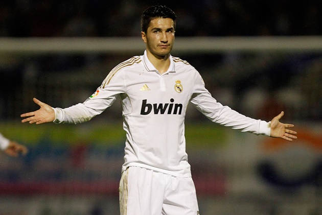 7. Nuri Sahin. Sahin là một ngôi sao sáng của Borussia Dortmund. Tuy nhiên, những chấn thương khác nhau đã khiến tiền vệ người Thổ Nhĩ Kỳ mất hút giữa dàn sao Real Madrid. Sau 3 năm khoác áo Kền kền trắng, Sahin quay trở lại BVB năm 2014.