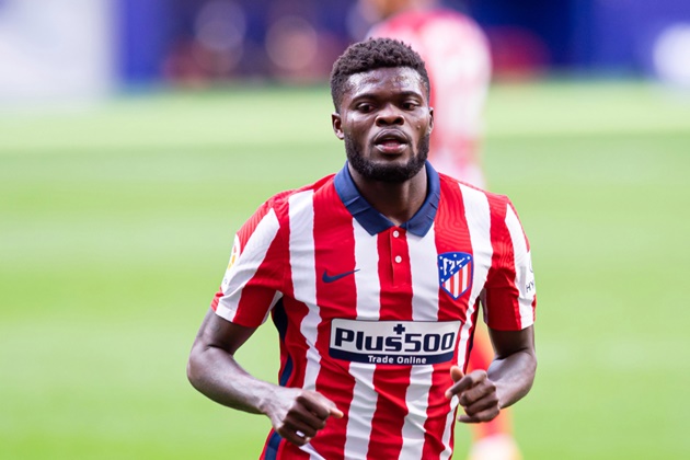 Thomas Partey chính thức trở thành tân binh của Arsenal mùa hè này khi Pháo thủ bỏ ra 45 triệu bảng để thuyết phục Atletico Madrid nhả người. Tiền vệ người Ghana được kỳ vọng sẽ mang lại chất thép cho khu vực trung tuyến đội chủ sân Emirates.