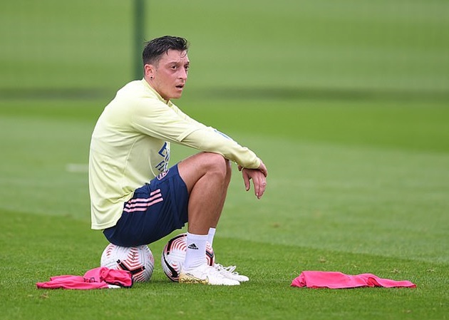 1. Mesut Ozil. Với mức lương khủng 350 nghìn bảng/tuần, rõ ràng việc tiền vệ người Đức không ra sân thường xuyên là một lãng phí rất lớn cho Pháo thủ thành London. Giám đốc kỹ thuật Edu thông báo, cựu sao Real Madrid không góp mặt ở chiến dịch Europa League mùa 2020/2021 của Arsenal.