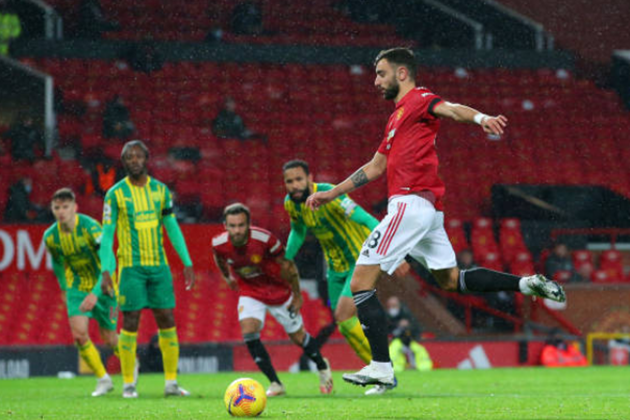 Fernandes ghi bàn trên chấm 11m.