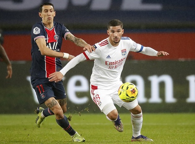 Aouar trong màu áo Lyon.