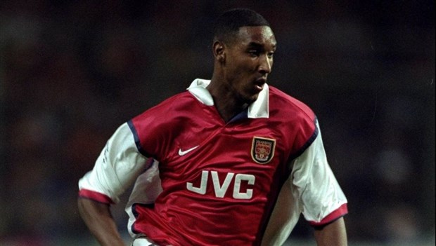Nicolas Anelka có thể xem là trường hợp hiếm hoi thành công với chiếc áo 'số 9' này. Ảnh: Internet.