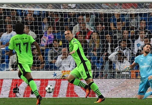 Đã thế ngay đầu hiệp 2, Real Madrid nhận ngay trái đắng. Phút 48, Bruno Cesar tung cú chìm trong vòng cấm, hạ gục thủ thành Casilla. Đội khách vươn lên dẫn trước trong sự ngỡ ngàng của sân Bernabeu. Ảnh: Internet.