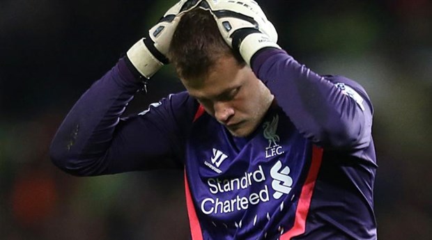 Simon Mignolet rất hay có những tình huống xử lý rất ngớ ngẩn. Ảnh: Internet.