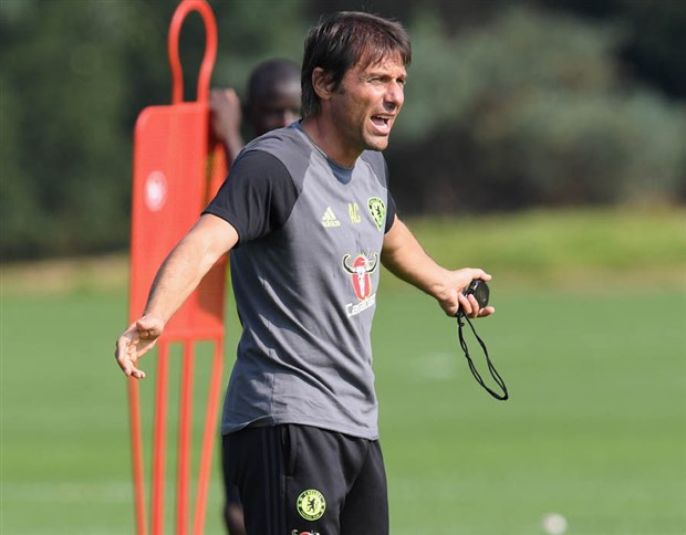 HLV Antonio Conte đã liên tục hò hét, chỉ đạo các học trò trên sân tập. Ảnh: Internet.