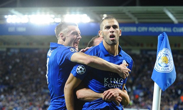 Trong một thế trận như thế, bàn thắng đến với Leicester là điều tất yếu. Phút 25, Mahrez đã có tình huống tạt bóng chuẩn xác từ bên cánh phải giúp cho Slimani dễ dàng đánh đầu mở tỉ số cho trận đấu. Ảnh: Internet.