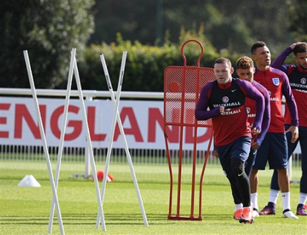 Dường như Wayne Rooney đang có tâm trạng không mấy thoải mái trong buổi tập của Tam Sư. Ảnh: Internet.