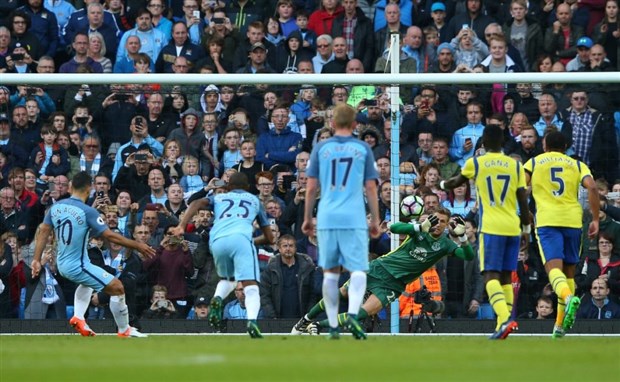 Stekelenburg đã có 2 tình huống cản phá penalty của Man City. Ảnh: Internet