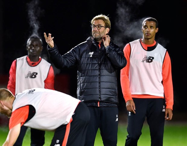 HLV Klopp vẫn rất nhiệt tình hướng dẫn các học trò tập luyện như mọi khi. Ảnh: Internet.