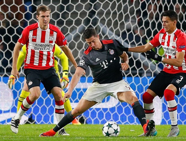 Ở các phút 34 và 73, Lewandowski đều chính là người khiến cho mảnh lưới của PSV phải rung lên. Ảnh: Internet.