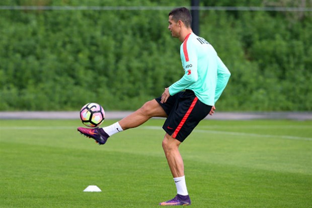 Không có Quaresma, ngôi sao của Real chỉ lẳng lặng tập luyện một mình trên sân. Ảnh: Internet