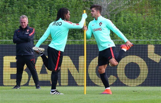 Renato Sanches và Andre Silva tỏ ra khá thân thiết với nhau. Ảnh: Internet