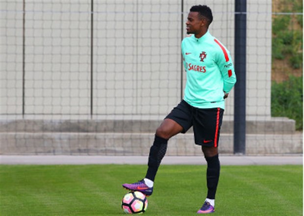 Nelson Semedo rất ra dáng của một vị huấn luyện viên. Ảnh: Internet
