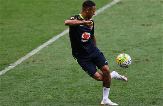 Neymar đã không gặp quá nhiều khó khăn trong việc thực hiện những động tác khó để khống chế bóng. Ảnh: Internet