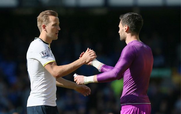 Kane và Lloris đều không hài lòng với mức lương đang nhận tại Tottenham. Ảnh: Mirror.