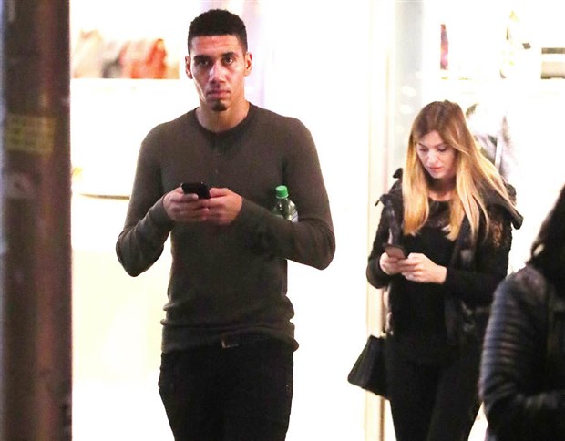 Trong khi đó Smalling và cô bạn gái Sam Cooke cũng đã bị bắt gặp ở một trung tâm mua sắm tại Manchester vào hôm qua.