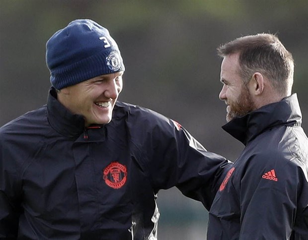 Rooney cũng rất 'chăm chỉ' tạo tiếng cười cho các đồng đội.