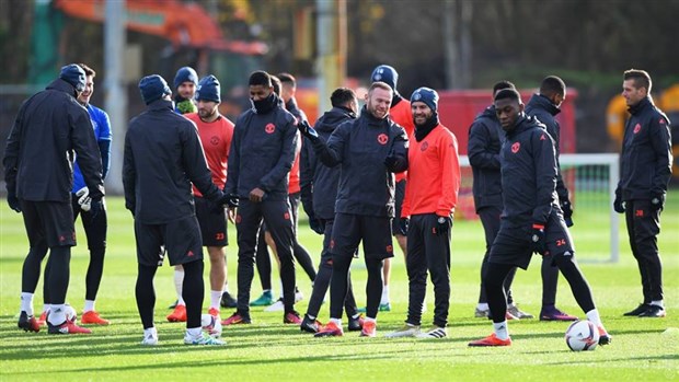 Rooney tranh thủ giúp Mata 'thư giãn' trong buổi tập.