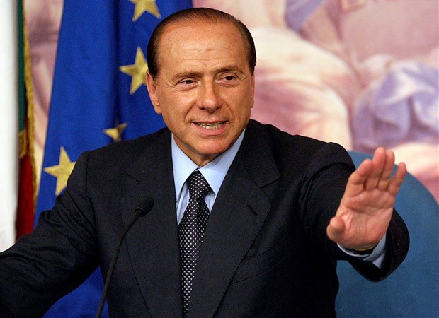 Berlusconi phủ nhận việc gặp vấn đề trong việc bán lại Milan.