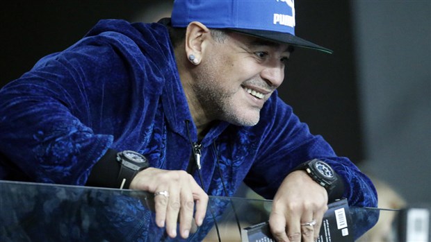 Diego Maradona tỏ ra vô cùng thích thú với những diễn biến trên sân.
