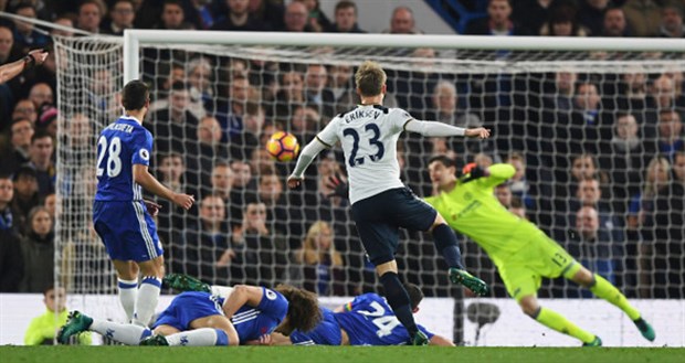 Ngay phút 11, đội khách đã có được bàn mở tỷ số nhờ cú sút như trái phá của Christian Erikssen.