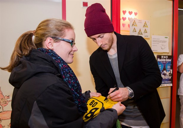 Các ngôi sao của Dortmund 'mỏi tay' ký tặng NHM.