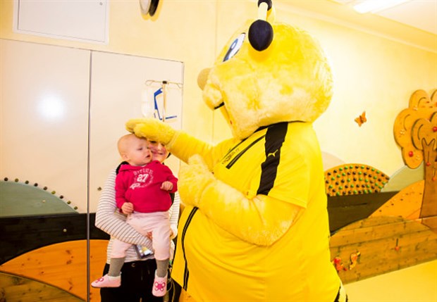 Linh vật của Dortmund cũng đã góp mặt trong chuyến đi này của đội bóng.