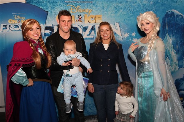 Đây là tiền vệ James Milner và gia đình của anh.