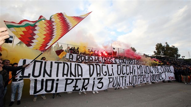 Rất đông CĐV thuộc nhóm Ultras đã đến trung tâm tập huấn Fulvio Bernardini của Roma.