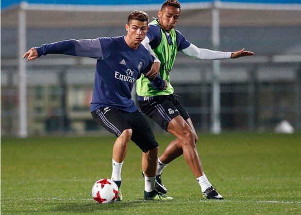 Rạng sáng 13/12 vừa qua, Ronaldo đã chính thức vượt qua 29 ứng viên tên tuổi để trở thành chủ nhân mới nhất của giải thưởng uy tín do tạp chí France Football trao tặng.