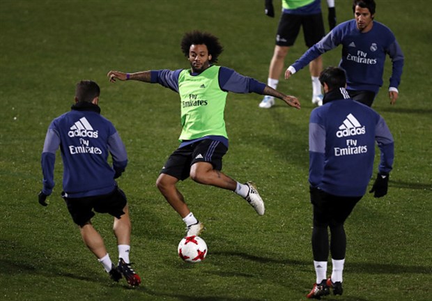 Marcelo trong một tình huống vẫy vùng trước sự bao vây của các đồng đội.