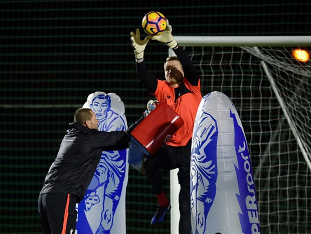 Mignolet và Karius có lẽ là những cầu thủ 'cháy' nhất trong buổi tập vừa qua của Liverpool.