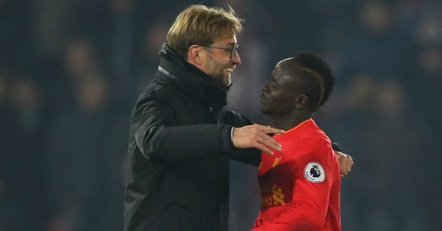 Mane khá khó chịu với những cơn mưa tại Anh.