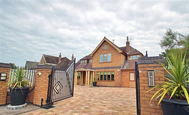 Ngôi biệt thự này tọa lạc tại vùng Birkdale, Merseyside. Tổng giá trị của ngôi biệt thự này được ước tính là khoảng 1.5 triệu bảng Anh.