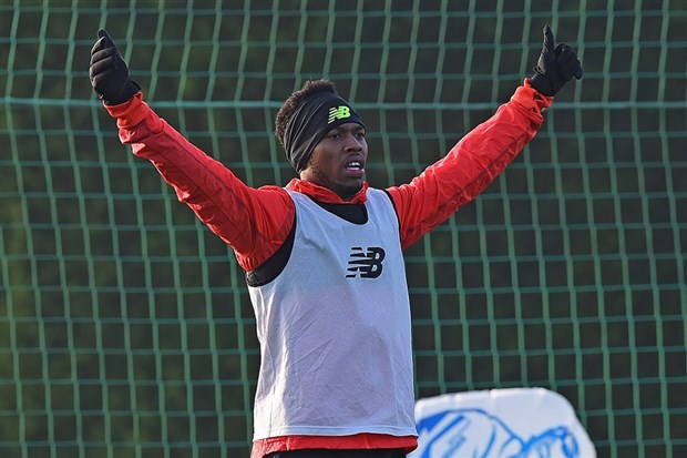 Dường như Sturridge đã sẵn sàng sút tung lưới của Stoke.