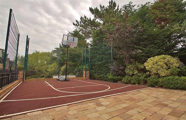 Ngôi biệt thự của Sterling có đầy đủ tiện nghi với 4 phòng ngủ, 1 phòng Gym, một hồ bơi, một sân bóng...