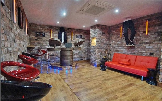 Thậm chí ngôi sao đang chơi cho Man City còn thiết kế cả một phòng trưng bày các vật phẩm của ông hoàng nhạc Pop - Michael Jackson.