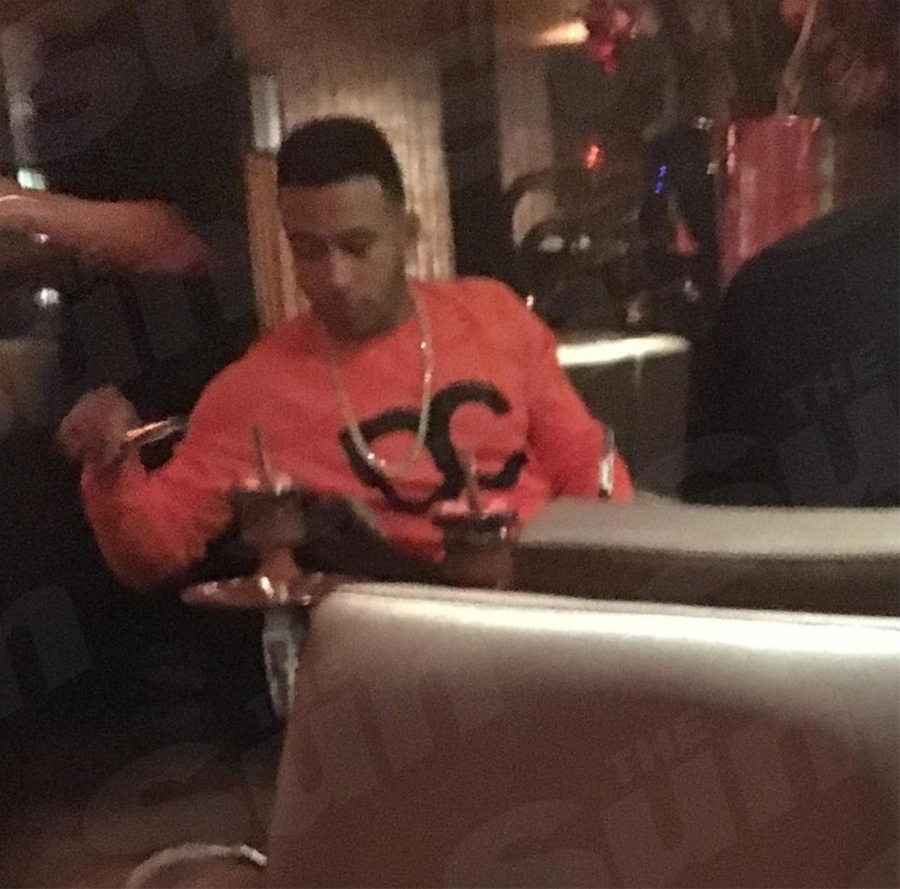 Depay đang giải sầu bằng shisha. Ảnh: The Sun.