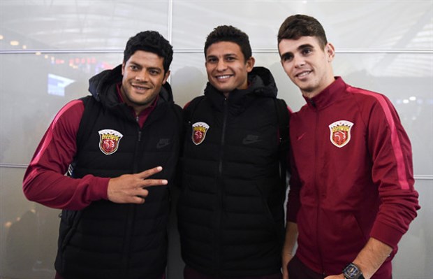 Oscar bên cạnh người đồng hương Hulk và Elkeson.