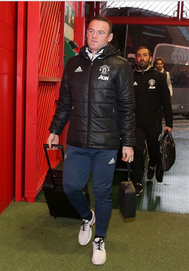 Khăn quàng của Jaap Stam đắt hàng tại Old Trafford - Bóng Đá