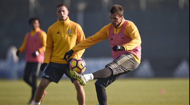 Giữa tin đồn trở lại Man Utd, Evra vẫn cày ải cùng Juventus - Bóng Đá