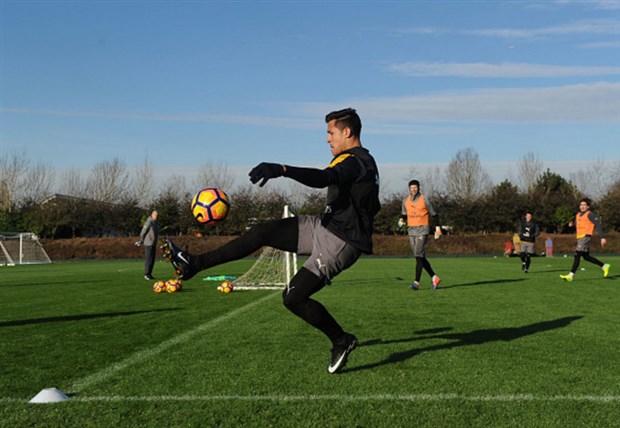 Wenger ưu ái Sanchez trong buổi tập của Arsenal - Bóng Đá