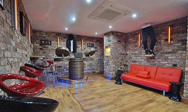 Sterling hiện vẫn còn một ngôi biệt thự khác tại thành phố Liverpool với giá 1.2 triệu bảng.