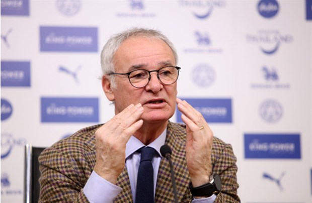Leicester sắp rơi vào vùng nguy hiểm, Ranieri thất thần trên sân tập - Bóng Đá
